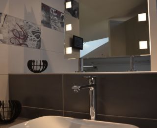 Bäderstudio Passail – Waschtisch mit beleuchtetem Spiegel